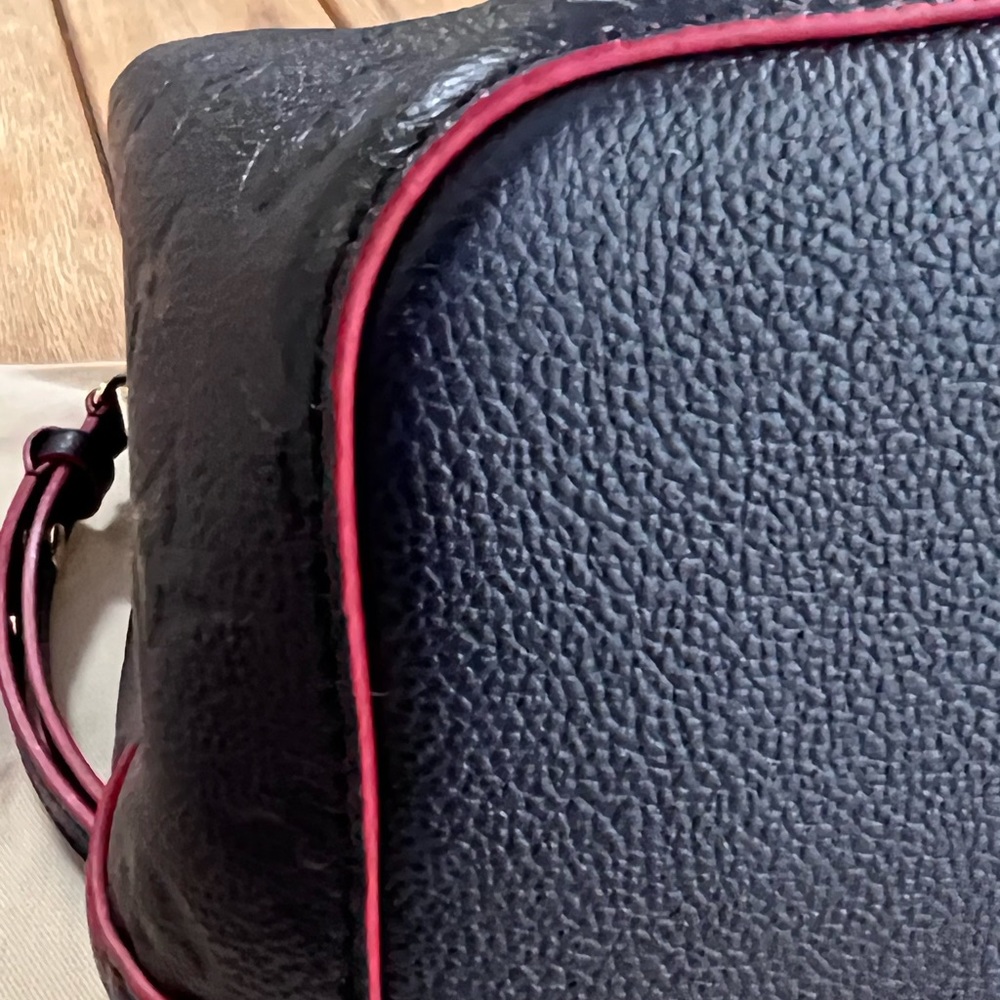 Louis Vuitton
NeoNoe Handbag Monogram Empreinte Leather MM - Picture 7 of 16